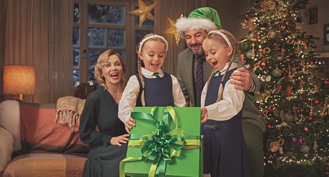 Zielony święty Mikołaj reklamuje pożyczkę na świąteczne wydatki w VeloBanku