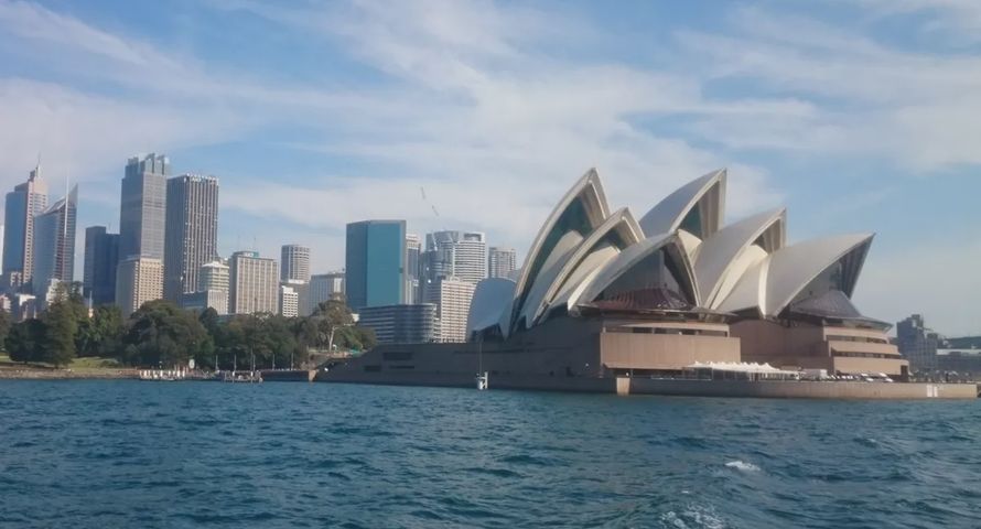 YouTube w tym kraju dopiero od 16. roku życia. „Drapieżne algorytmy”