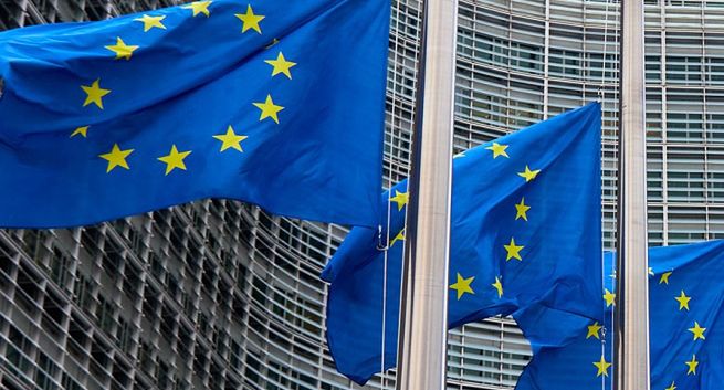 Unia Europejska bezradna w walce z dezinformacją. Nie pytajcie chatbotów o wybory