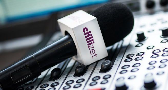 Michał Żebrowski przepytuje słuchaczy w jubileuszowej zabawie radia Chillizet