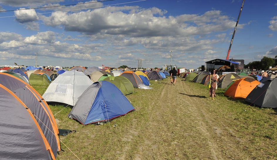 Pole namiotowe na festiwalu w Jarocinie 