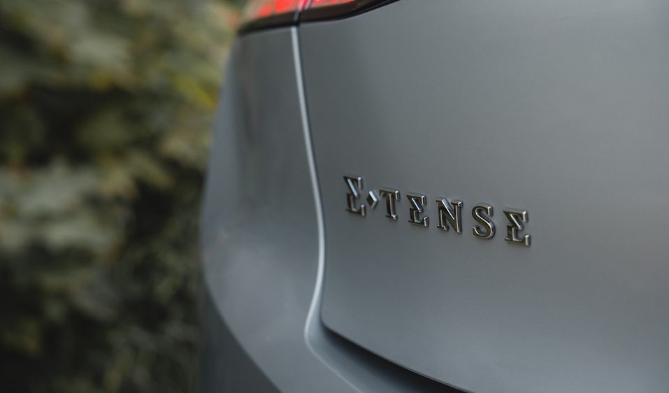Napęd hybrydowy plug-in E-TENSE zapewnia niską emisję, ograniczone zużycie paliwa, zaskakującą dynamikę i możliwość jazdy w ciszy, w trybie zeroemisyjnym.
