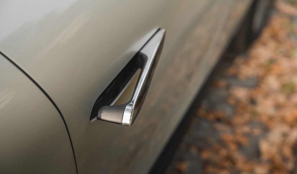 Elementem podkreślającym harmonijny design DS 4 są automatycznie wysuwane klamki drzwi, które doskonale komponują się z liniami samochodu. Kiedy samochód jest zamknięty, klamki chowają się i są wtedy zlicowane z płaszczyzną drzwi.