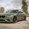 Wojskowa zieleń na karoserii BMW M5