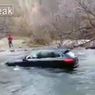 Porsche Cayenne tonie w rzece