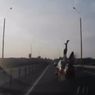 Motocyklista na dachu samochodu