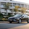 Toyota Camry wróciła. Hybrydowy sedan bierze na celownik menedżerski segment