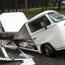 Drzewo zmiażdżyło volkswagena T2. Późniejszy wyczyn auta jest dowodem niezniszczalności starych konstrukcji