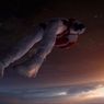 Wyglada jak Superman! Niesamowity film pokazuje swobodny lot pod chmurami