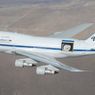 Ten Boeing 747 lata z szeroko otwartymi drzwiami