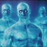 Czy Dr Manhattan powinien nosić spodnie?