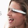 Google kombinuje: Google Glass to… nowoczesny monokl?