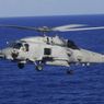 Duzi chłopcy bawią się helikopterami. Prawdziwymi.