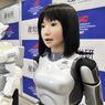 Robot-modelka HRP-4C chodzi i robi miny