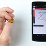 Genialne! Paznokieć jako miniaturowy touchpad. Przewiń tekst, dotykając kciuka