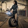 A gdyby tak połączyć motor z Segwayem? Zobacz nietypowy pojazd firmy Ryno
