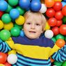 Film dnia: Każdy o tym marzył? Dom zamieniony w basen z kulkami