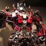 Gigantyczna rzeźba Optimusa Prime z części samochodowych