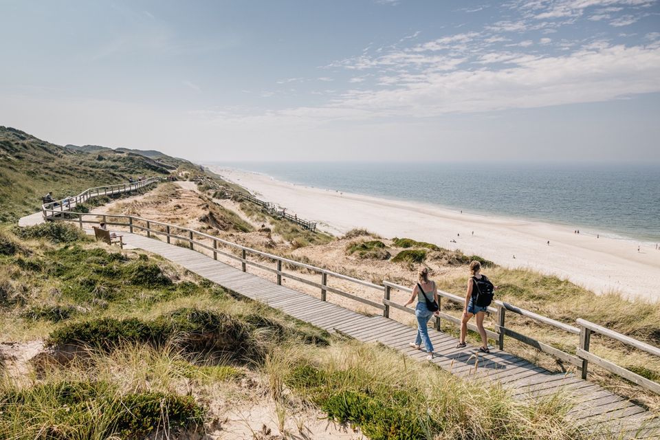 Krajobraz wydmowy na wyspie Sylt z widokiem na Morze Wattowe