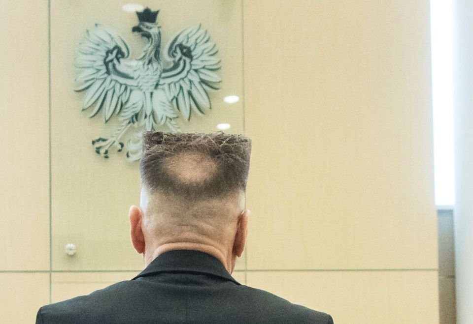Perfekcyjnie Kwadratowa Fryzura Rutkowskiego W Sądzie Zdjęcia