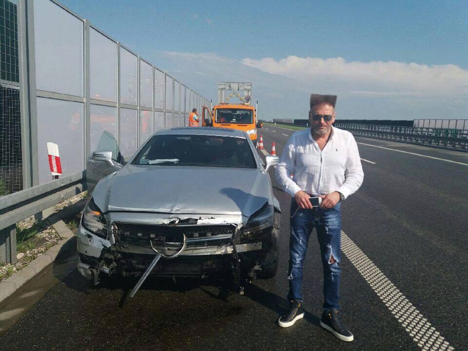 Krzysztof Rutkowski miał wypadek. Jego samochód uderzył w barierki na A1