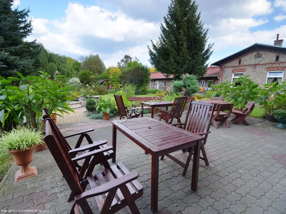 Stoły i krzesła przy fontannie