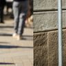 Modne spodnie męskie na wiosnę i lato 2023. Zobacz, jakie modele będą idealną bazą stylizacji