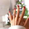 Paznokcie na święta dla 50-latki. Najpiękniejsze pomysły na świąteczny manicure