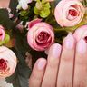Delikatne i eleganckie. Takie są najmodniejsze paznokcie na komunię 2024