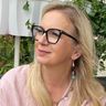 Te bluzki dla 50-latek przyciągają wzrok i dodają szyku. Modele w stylu Rogalskiej kupisz już za 39,90 zł