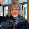 86-letnia Jane Fonda pokazała się w kurtce, którą Polki kochają od dawna. Fani: „wyglądasz wspaniale”