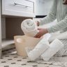 Wiecznie masz bałagan w łazience? Te trzy sposoby pozwolą ci go ogarnąć w 5 minut