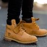Timberki w stylizacjach damskich i męskich. Jak modnie nosić buty Timberland i trapery innych marek?