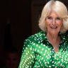 Królowa Camilla uwielbia ten model sukienki. Strzał w dziesiątkę dla dojrzałych