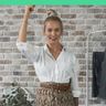 Biała koszula damska - 3 pomysły na stylizacje na każdą okazję [VIDEO]