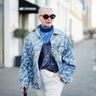 Trzy stylizacje z jeansową kurtką dla 50-latek na wiosnę 2024. Koleżanki powiedzą: „wow"