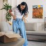 Jeansy dla niskich kobiet – jakie modele wybrać? Poznaj podpowiedzi stylistek