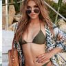 Narzutka na bikini - jak nosić modny plażowy dodatek? Propozycje wakacyjnych stylizacji [PORADNIK]
