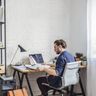 Męskie ubrania po domu - co nosić w trakcie home office? Sprawdź nasze propozycje!