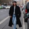 Jak nosić czarny płaszcz? Stylizacje gwiazd i influencerek to najlepsza wskazówka. Zainspiruj się!
