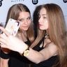 Wiktoria Gąsiewska - poznaj styl aktorki. Podpowiemy Ci jak go odtworzyć za niewielkie pieniądze