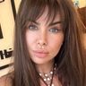 Teściowa Natalii Siwiec w najmodniejszej bluzce dla dojrzałych. 60-latki muszą mieć to w szafie