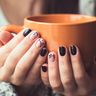 Modne paznokcie na jesień 2023. Sześć najlepszych pomysłów na jesienny manicure w tym sezonie
