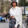 Dresy i koszula – 3 przykłady na to, że to połączenie ma sens! Tak noszą je Hailey Bieber i Rihanna