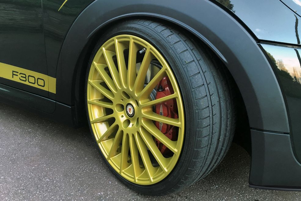 Na piastach osadzono felgi MANHART 8x19 z oponami Falken o rozmiarze 215/35 ZR 19.