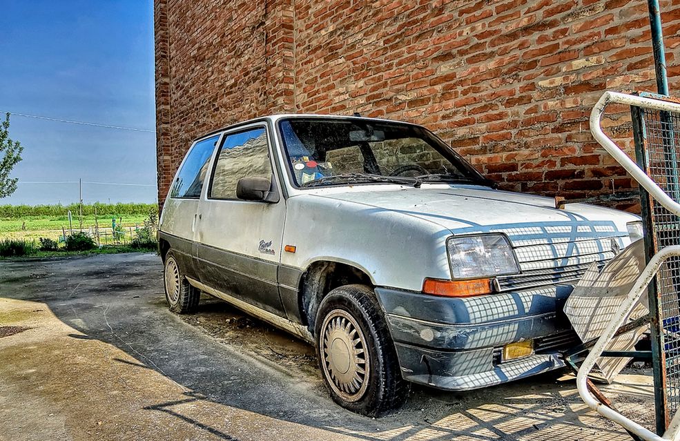 Samochody w HDR Renault 5