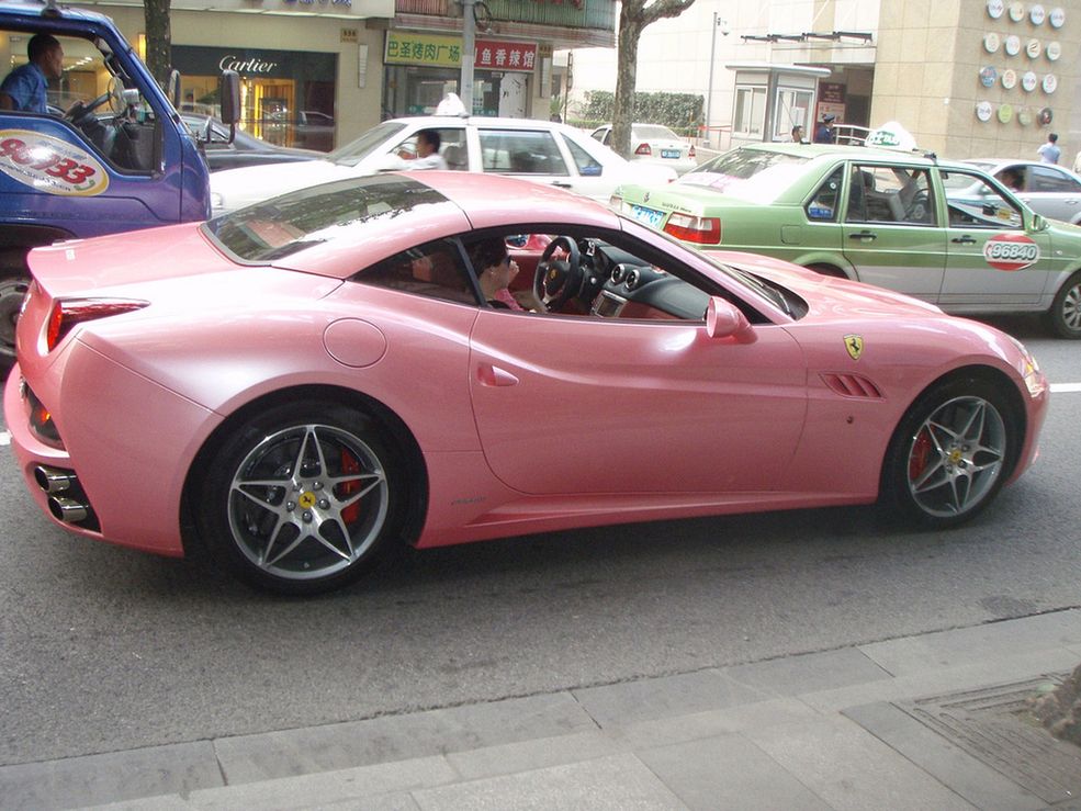 Różowe samochody sportowe Ferrari California