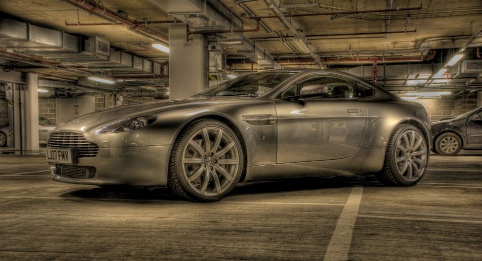 Samochody w HDR Aston Martin V8 Vantage, fot. WikiCommons