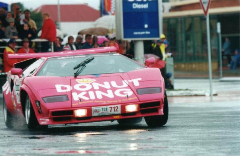 Różowe samochody sportowe Lamborghini Countach