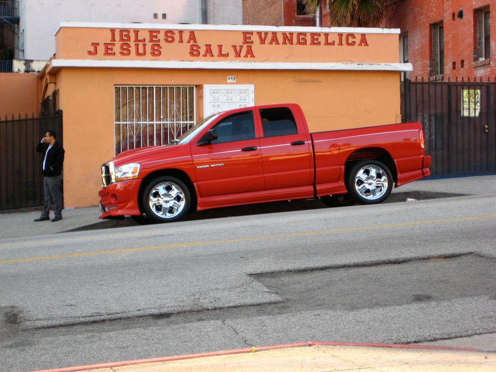 Lowridery: centymetry ponad ulicami Dodge Ram